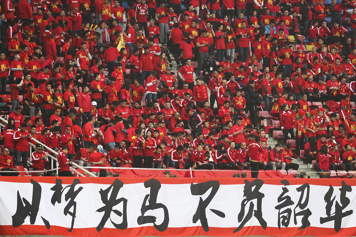 关于足球比赛连环挑战，球队团结一致，气吞山河的信息