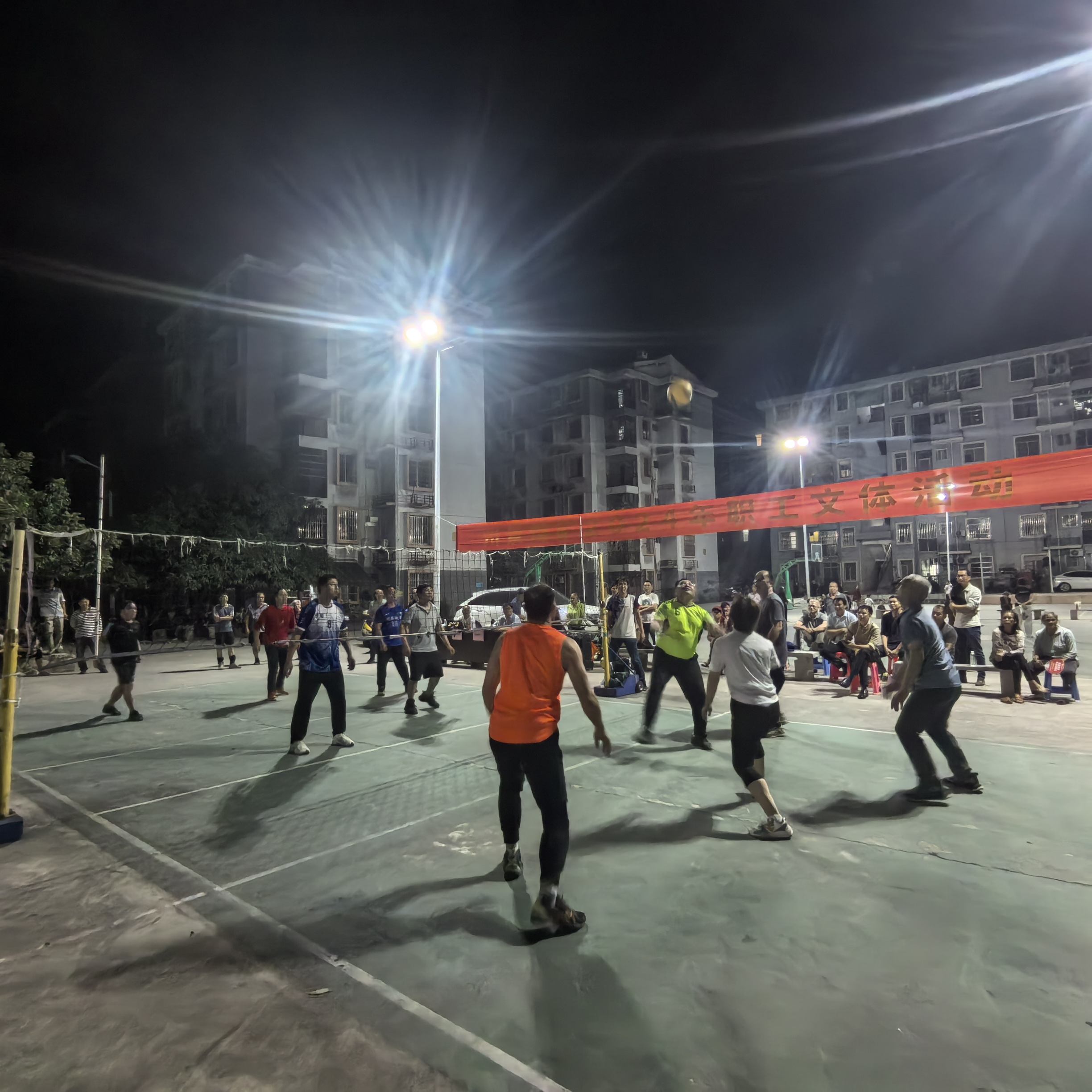 激情四溢的比赛场面，引发激烈讨论