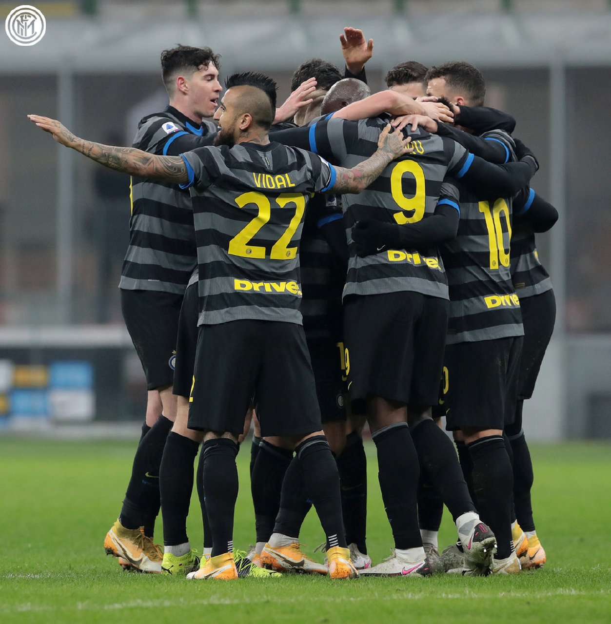 包含都灵主场大胜克罗托内，保持领跑的词条