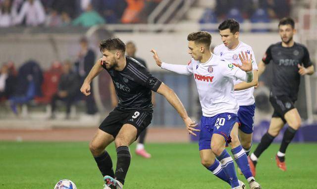 开云体育app-法兰克福遇强对手，全队出现困难