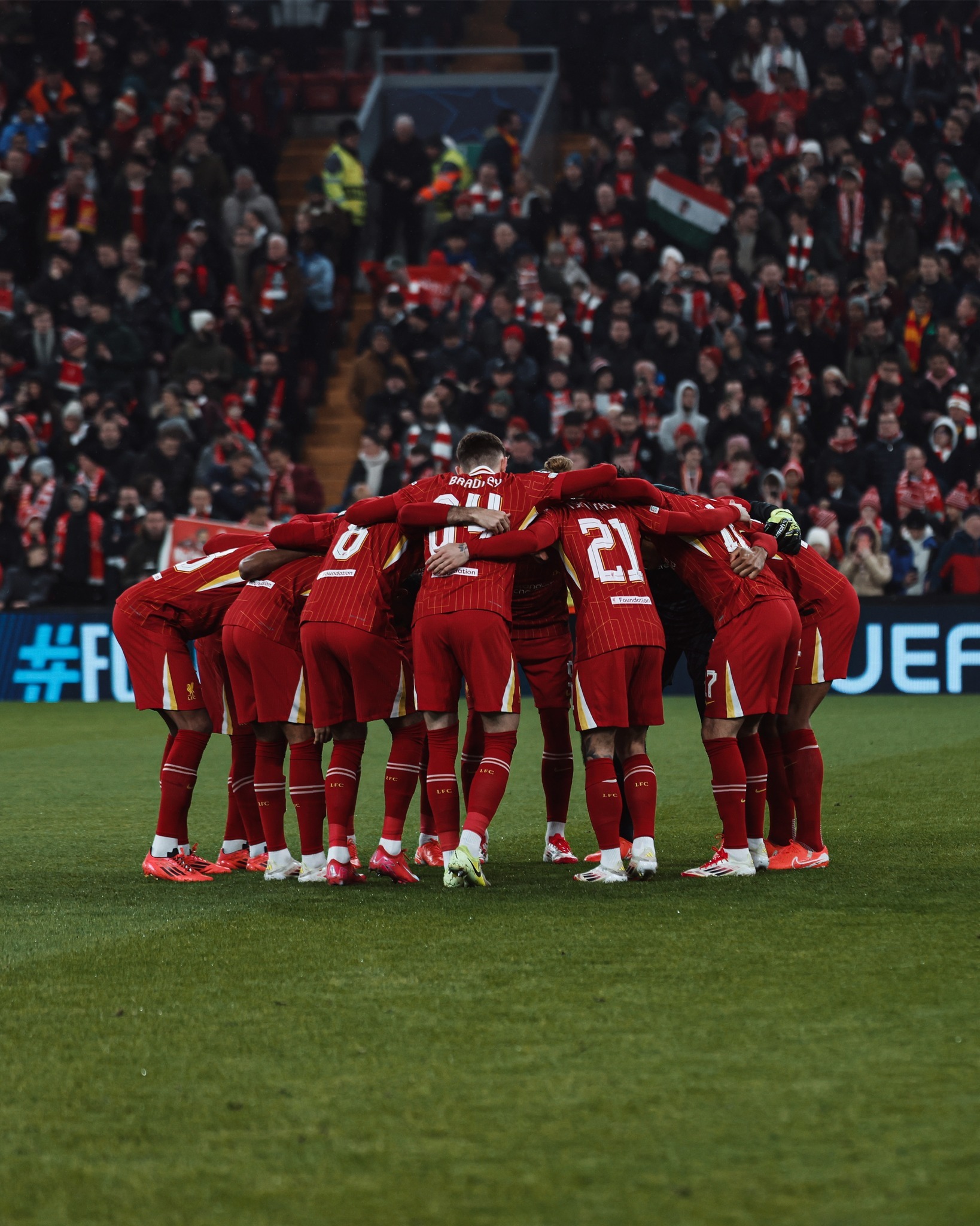 开云官网-欧冠比赛中一名球员梦幻进球