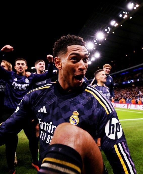 欧冠比赛中一名球员梦幻进球