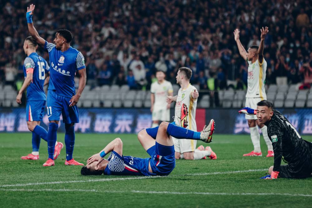 球队主帅突然宣布离职决定，引发球队危机