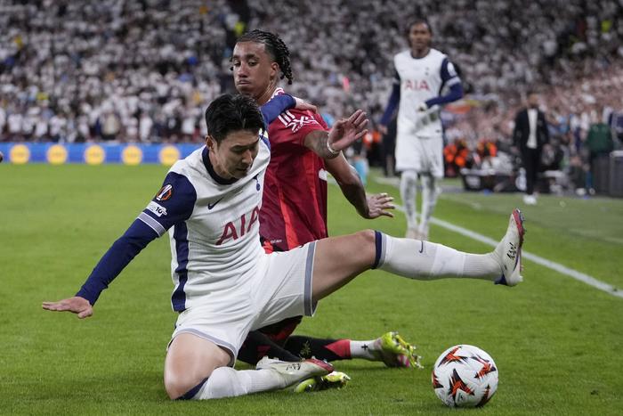 纵横赛场的球员以顽强拼劲夺得联赛胜利的简单介绍