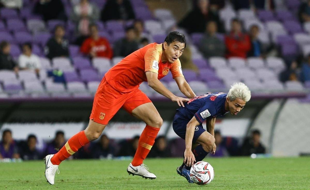 开云体育下载-足球赛场上的明星们闪耀登场