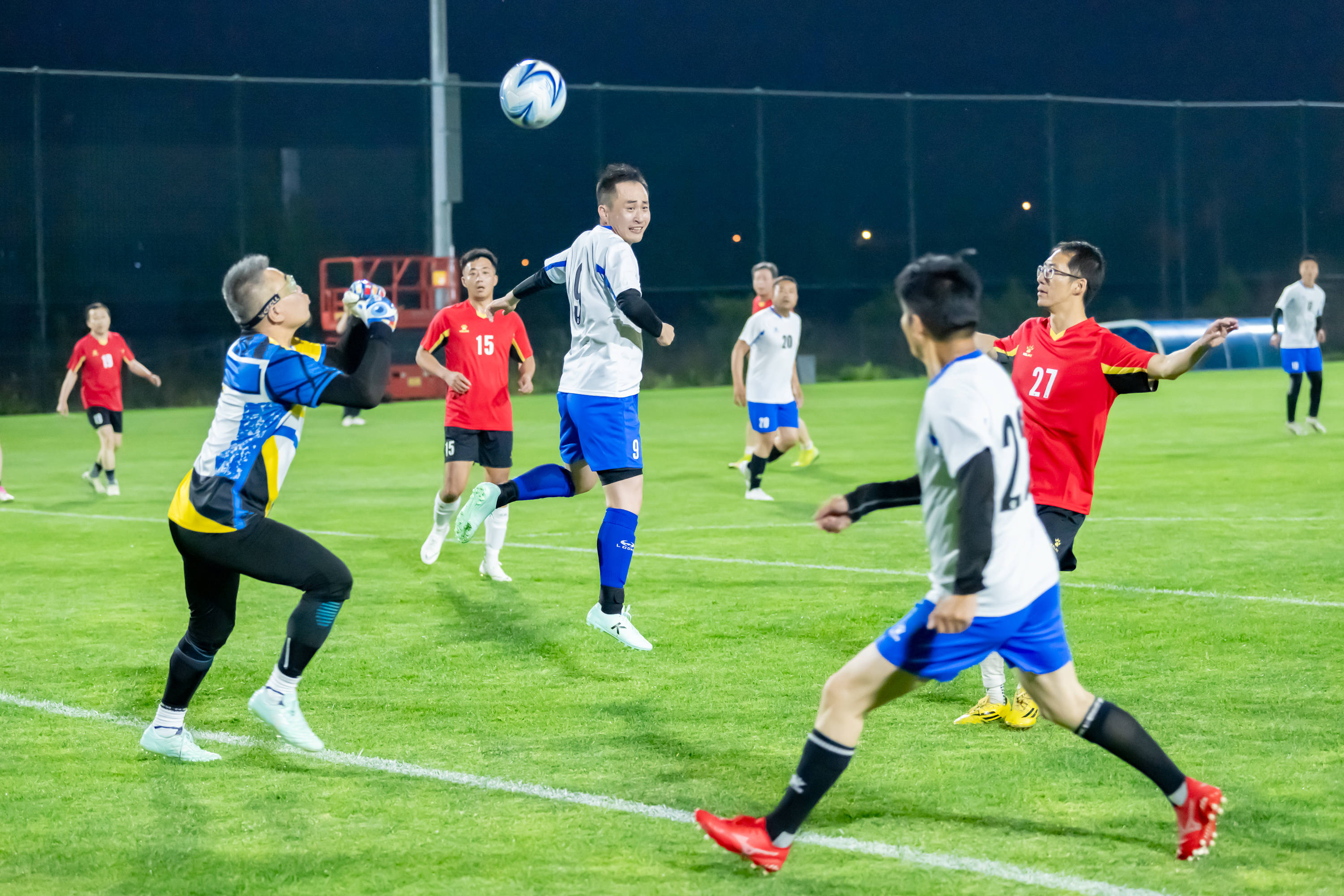 国际足球联赛的火爆场面吸引无数观众的简单介绍