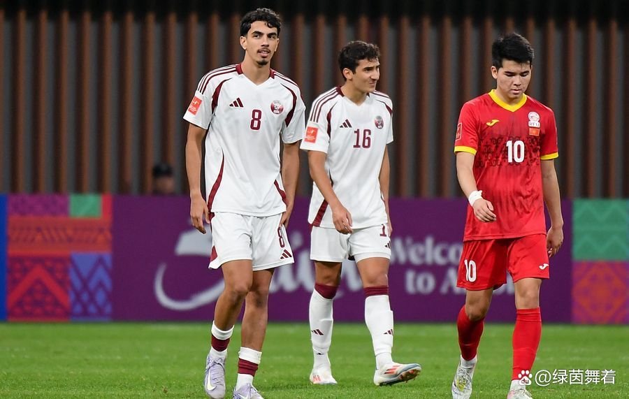 开云体育登录-足球赛场上各方势力激战正酣，胜负未决