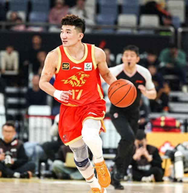 小个子球员打出大个子球员，成为焦点