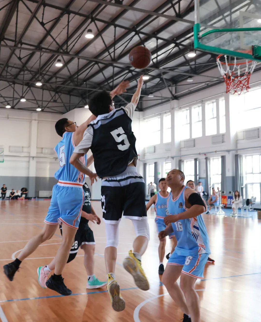 场上充满激情，球员热血沸腾的简单介绍