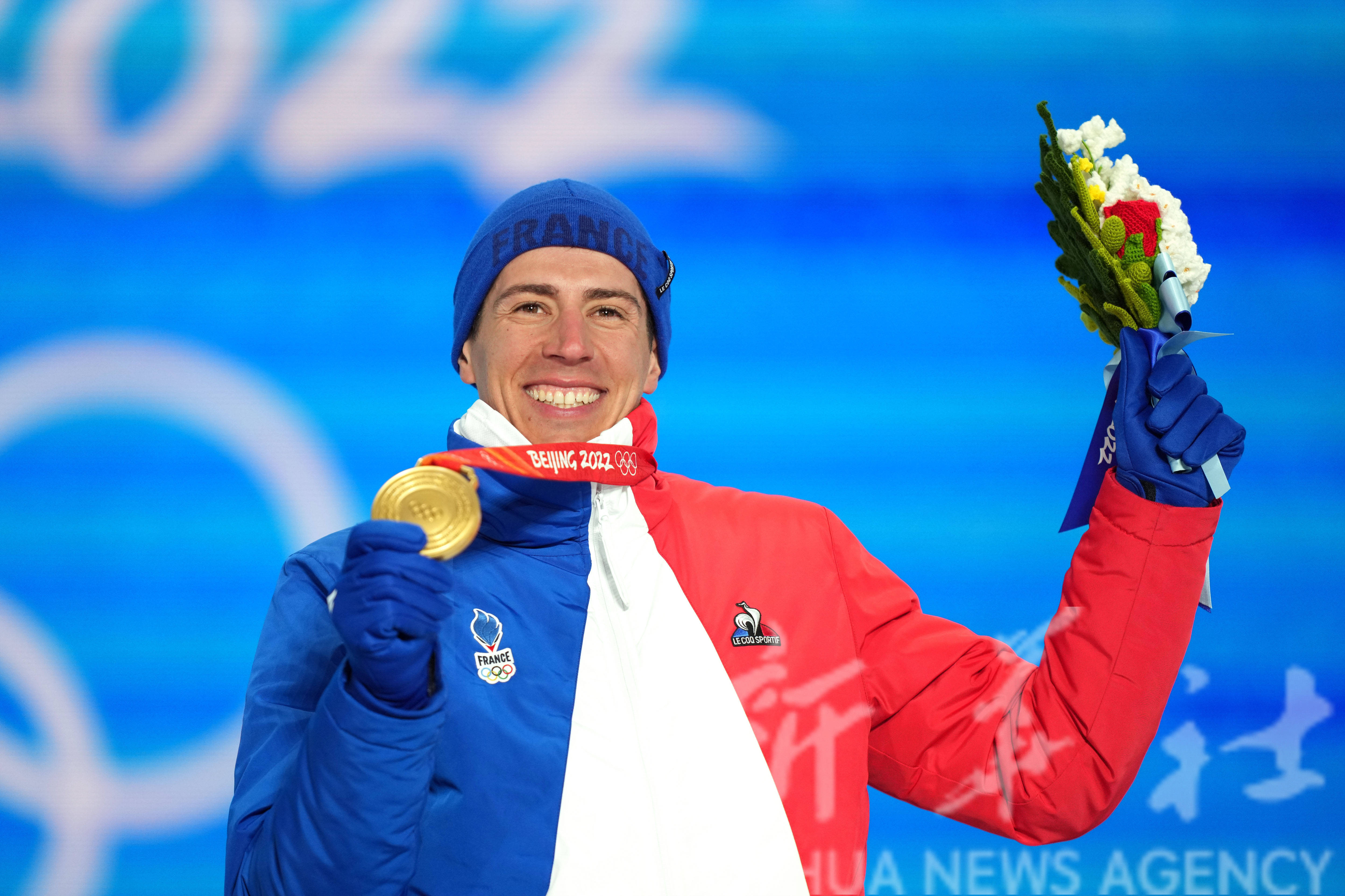 美国运动员喜登领奖台，成为焦点人物