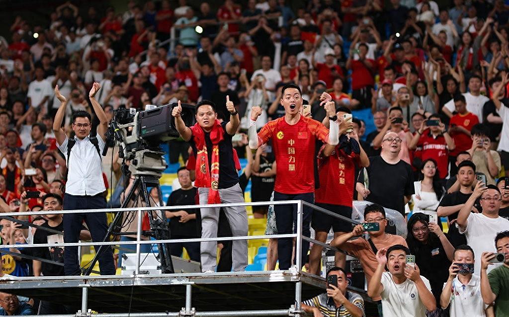 国际足球比赛中球队面对严峻考验