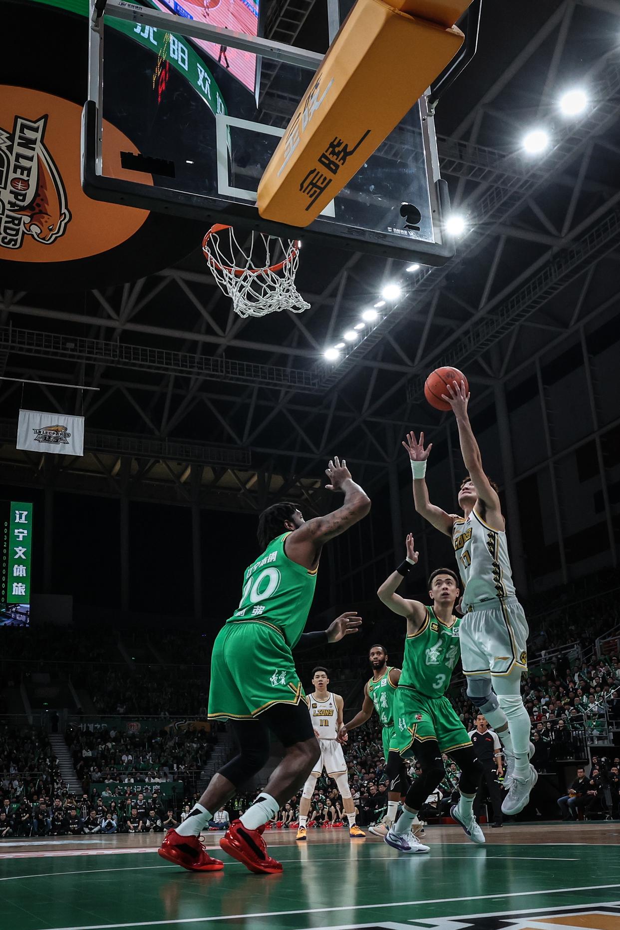 开云体育-篮球职业联赛战绩逐渐显现出赛季态势