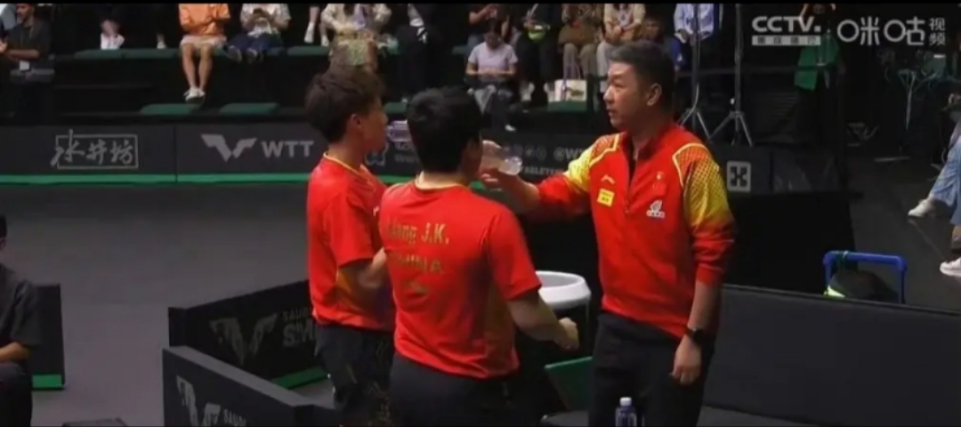 运动员们在赛场发挥出色，赢得了对手的尊重和崇拜的简单介绍