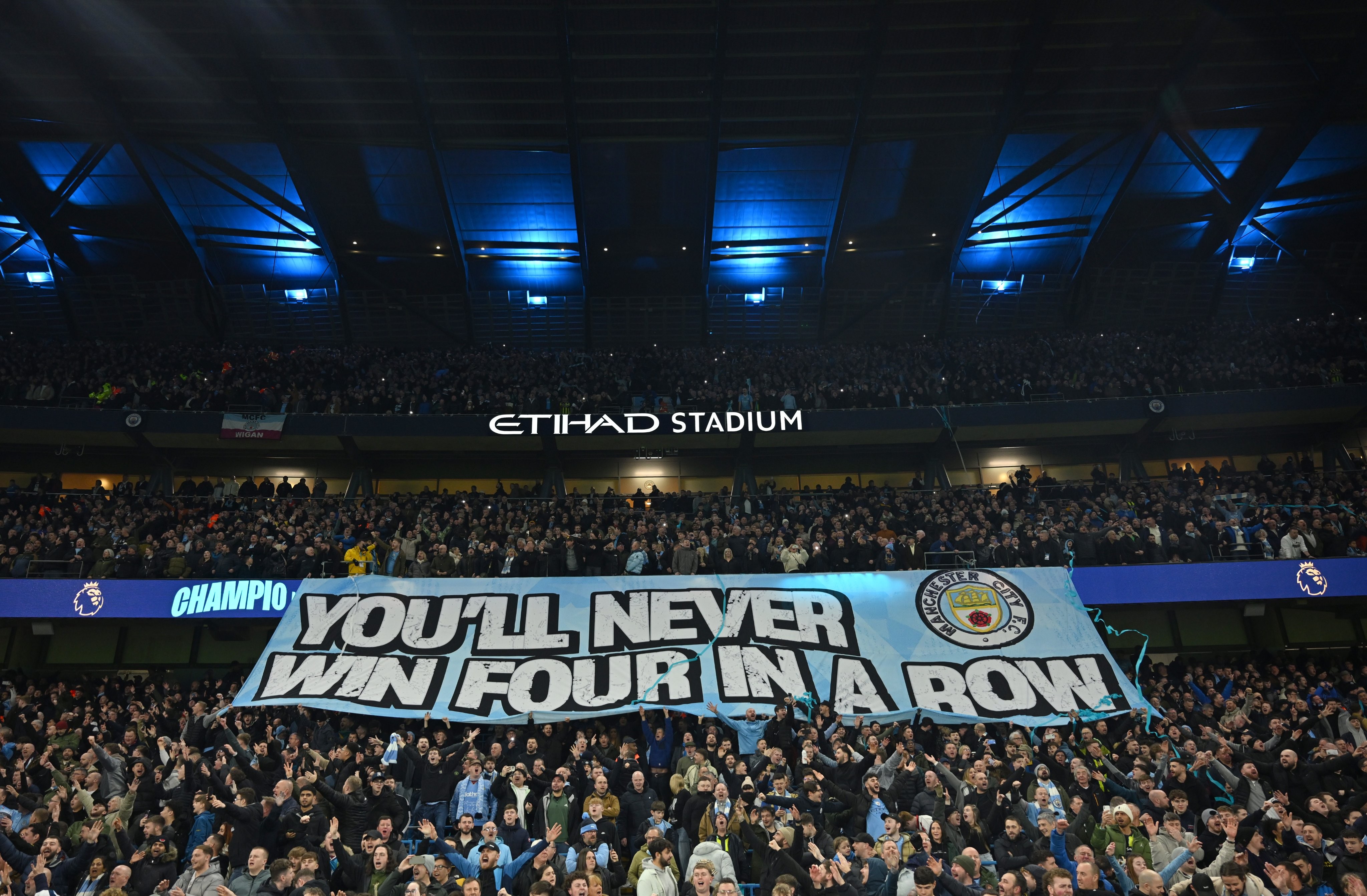 开云APP-足球比赛现场气氛火爆，球迷激情高涨