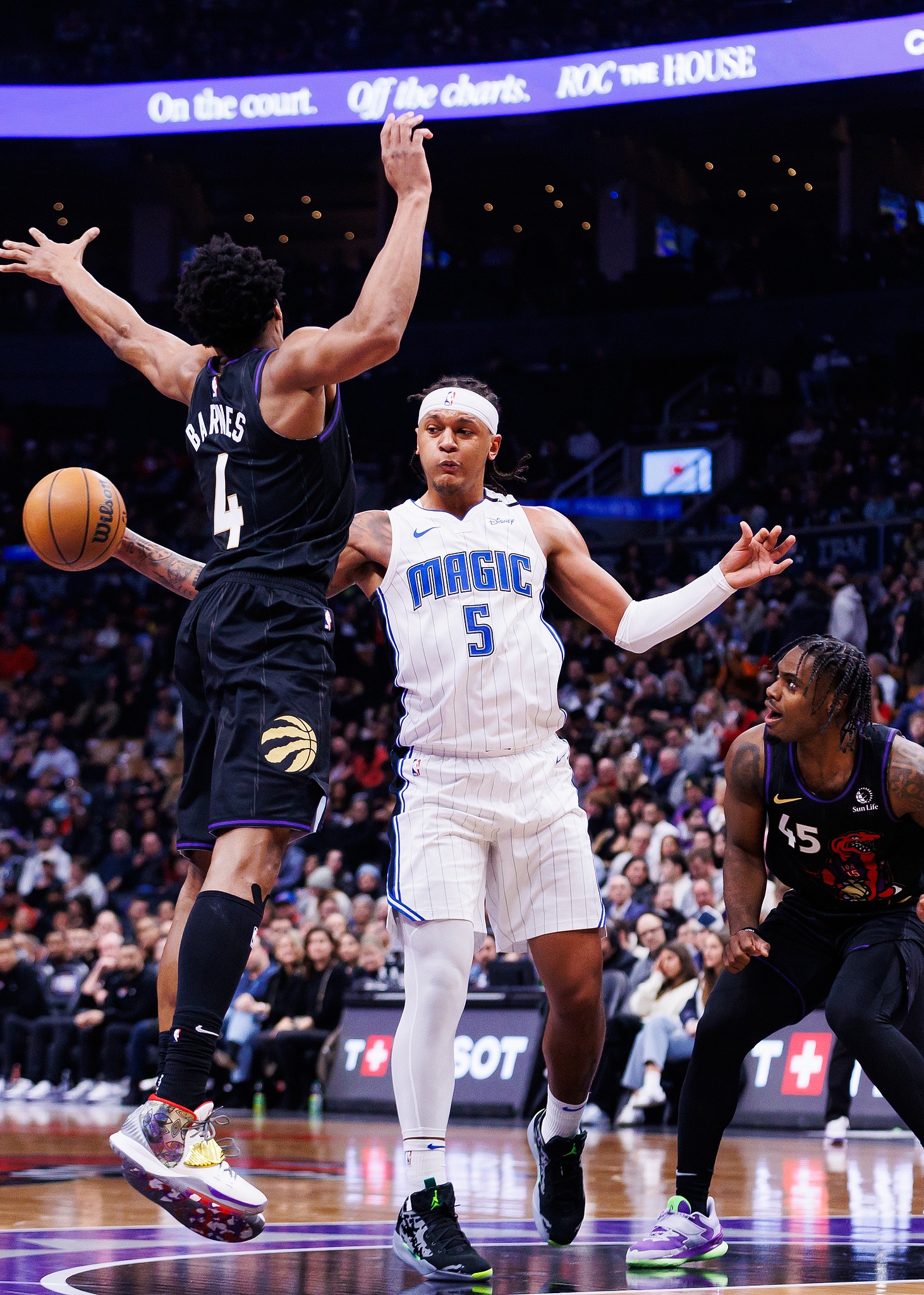 猛龙在主场比赛中以大比分战胜对手