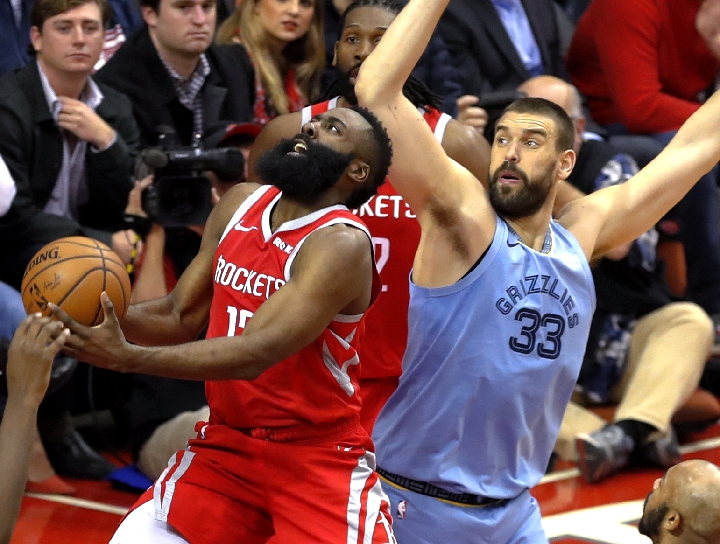 爵士大胜活塞，取得九连胜