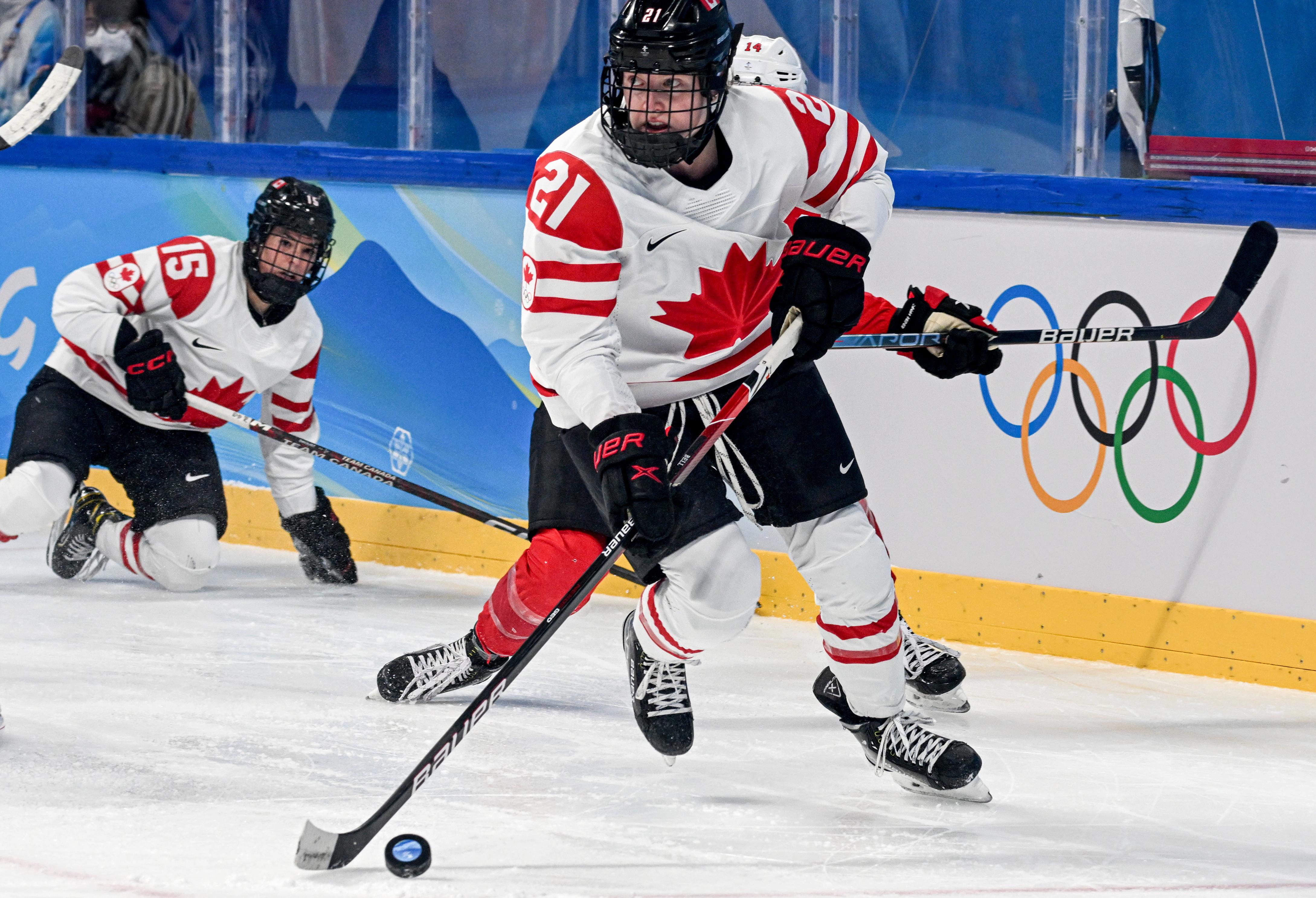 加拿大女子曲棍球队成功卫冕，成为焦点